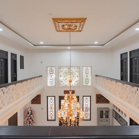 Family Homestay Syariah Cirebon Mitra Reddoorz エクステリア 写真
