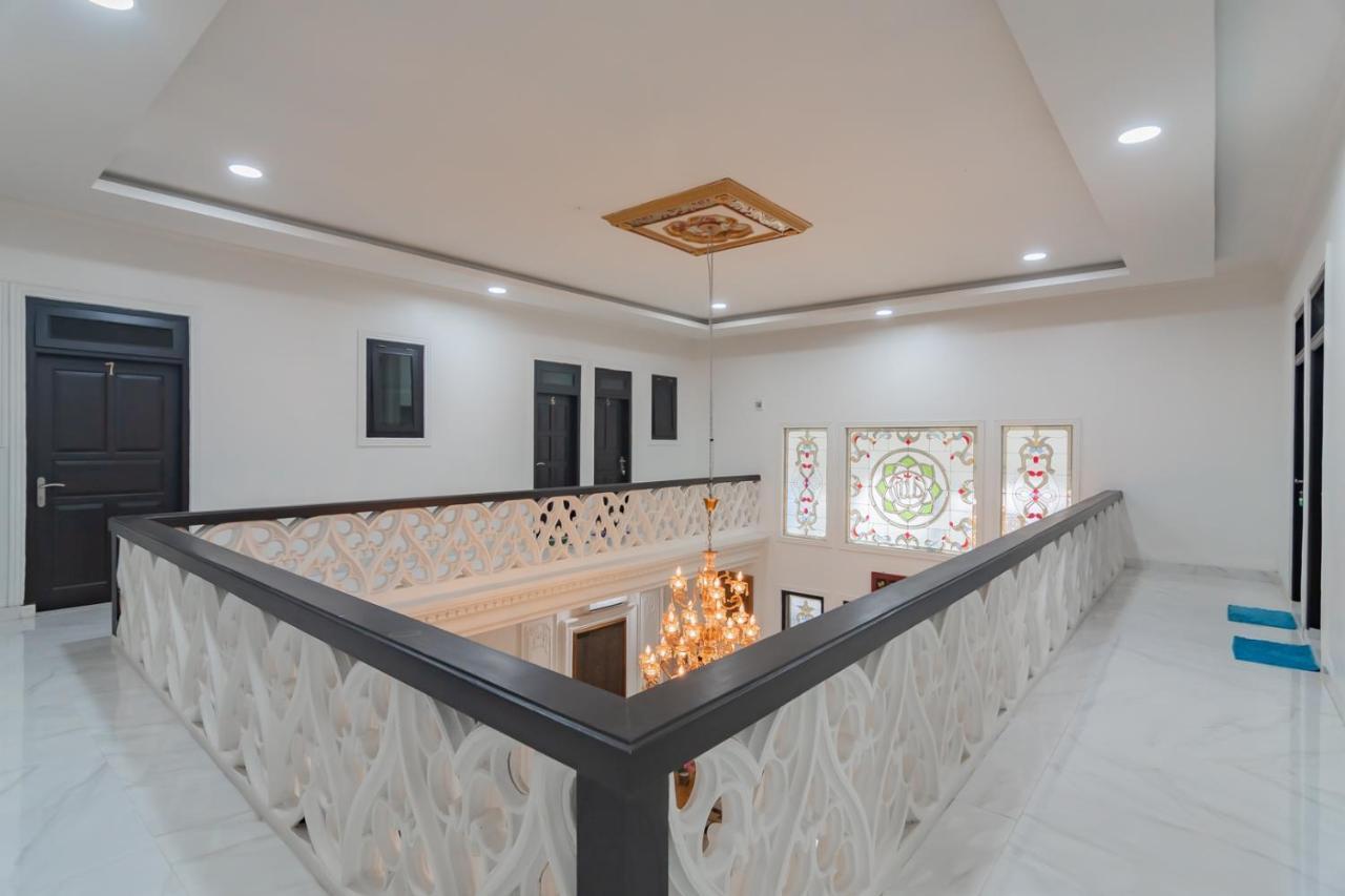 Family Homestay Syariah Cirebon Mitra Reddoorz エクステリア 写真