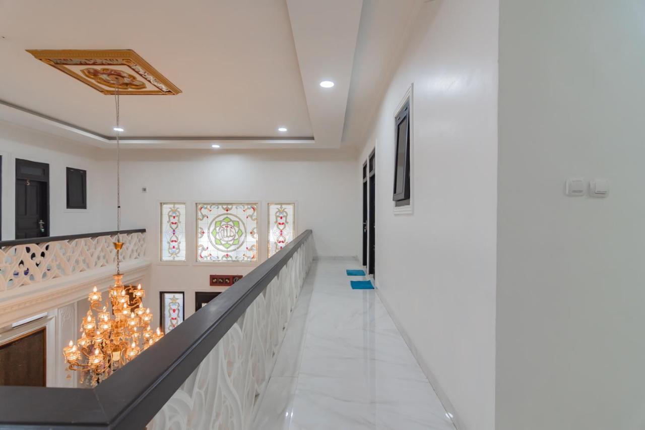 Family Homestay Syariah Cirebon Mitra Reddoorz エクステリア 写真